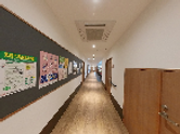 掲示板が並ぶ廊下