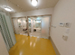 明るい照明のもと整備された介護施設