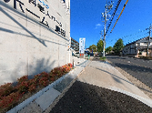 介護施設外観と付近の道路