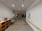 広々とした受付エリアのあるホール