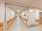 広々とした施設内の廊下