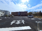 穏やかな日差しの施設外観