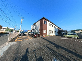 施設の外観と住宅街