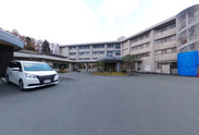 広々とした駐車場付き施設
