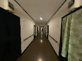 介護施設内の廊下と部屋