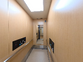 広々とした廊下の景観