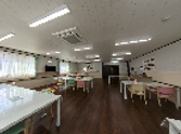日差しが差し込む広い部屋