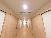 明るく広々とした廊下