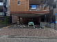 静かな通りに面した建物