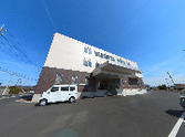 広々とした明るい屋外駐車場