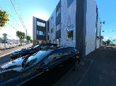 路上の建物と車両