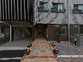 四角い建物とその周囲