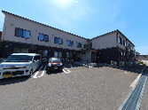 広い駐車場の外観