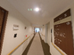 明るく清潔な廊下