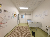 ベッドと設備のある室内空間