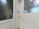 ベッドとドアのある部屋