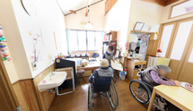 介護施設のダイニングと廊下