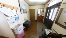 介護施設の廊下と掲示板