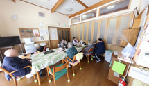 共有スペースで過ごす様子