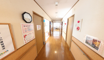 介護施設の明るい廊下