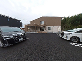 広々とした施設の駐車場