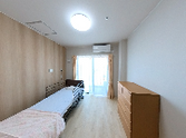 落ち着いた居室と設備