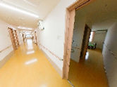 手入れされた施設の通路