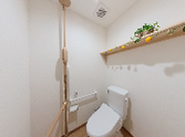 手すり付きのトイレ空間