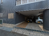 施設外観と周囲の街並み