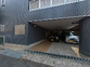 施設外観と周囲の街並み