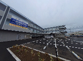 ゆとりある駐車場の建物