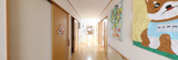 施設内部の廊下と壁飾り