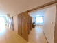 両側に部屋がある廊下