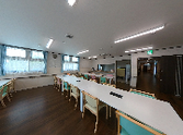 広々とした明るい部屋