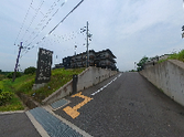 坂道のある建物の外観