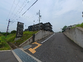 坂道のある建物の外観