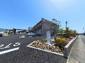 青空の下の施設入口