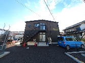 明るい外観の施設エントランス