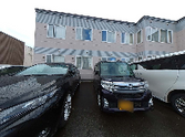 車が並ぶ施設の前