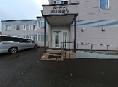 広めの道路と入り口の建物