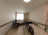 明るい居室の様子