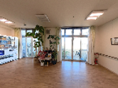 広々とした廊下とホール