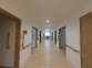 明るい廊下と個室の風景