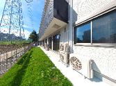 白亜の落ち着いた建物外観