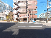 近代的な建物の前
