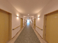 広く明るい廊下