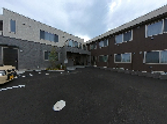 ゆったり駐車場と建物外観