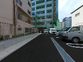 建物と駐車場の風景
