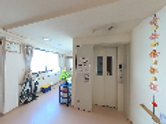 明るく広々とした廊下