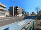 青空が広がる道
